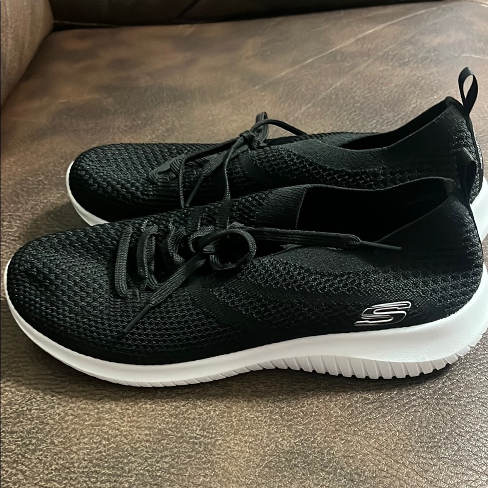Skechers Black and White Sneakers with Breathable Mesh - Picture 4 of 10